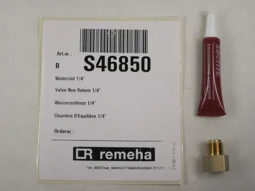 Remeha Beschriftung mit Artikelnummer S46850 und Informationen zu verschiedenen Ventilen. Neben der Beschriftung befindet sich ein kleiner Röhrchen mit Klebstoff und eine Messingverschraubung.
